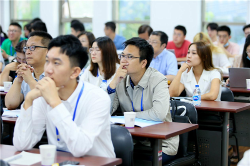 20210904-金融与发展论坛举行-司京生拍摄-学生教师聆听讲座.png